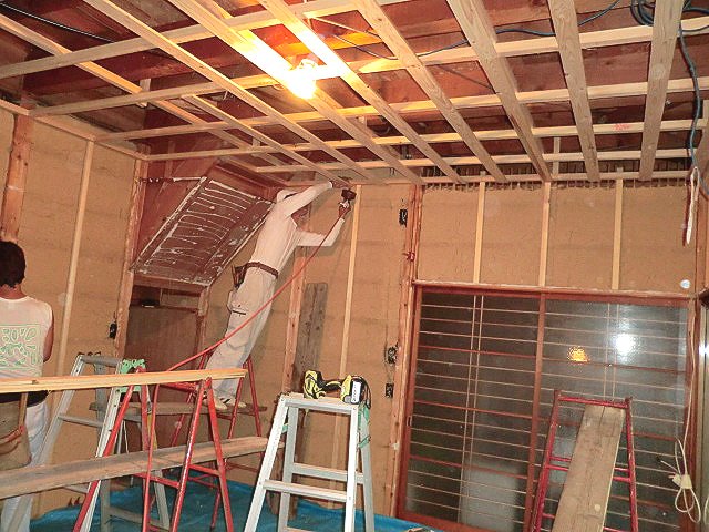 壁面・天井・床周りの大工工事を施します。