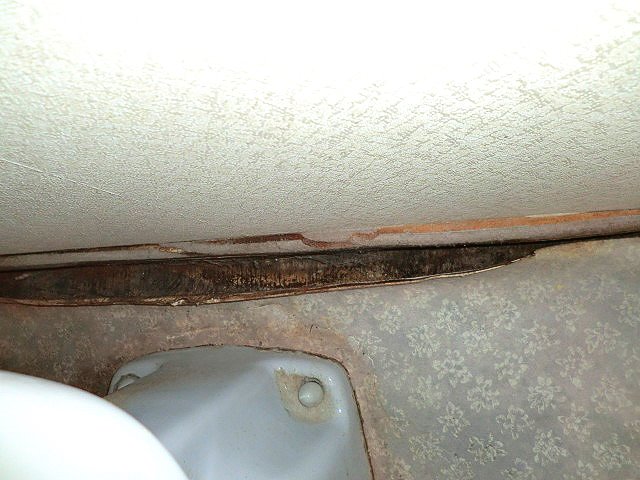 1階トイレ本体と汚水管との接続部分からの水漏れで、傷んでいる床状況です。
