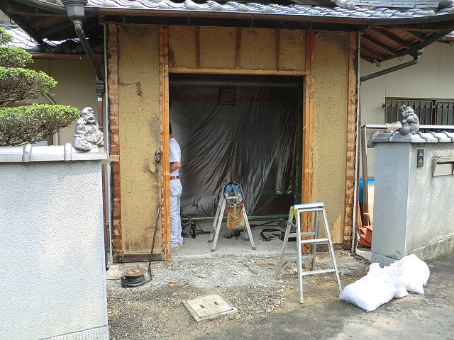 玄関サッシや、外壁・床周りのタイルも撤去。新たなサッシを取付けて、周囲の下地工事を行います。