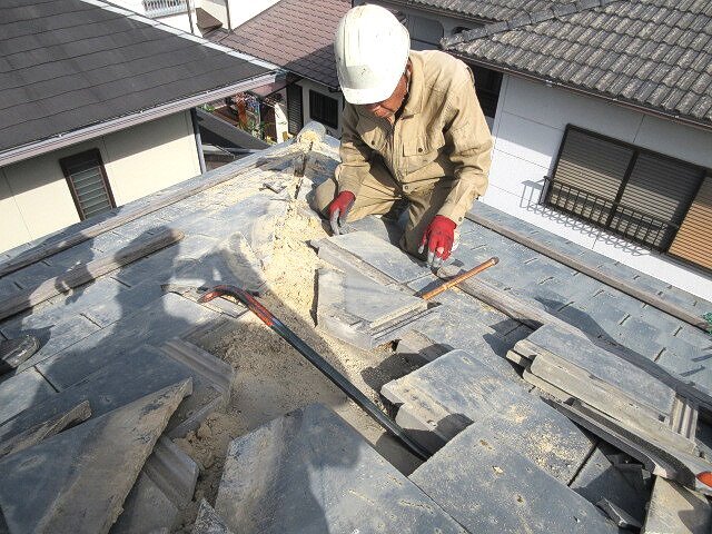 まず一番に、2階寄棟屋根の雨漏り修理工事を。