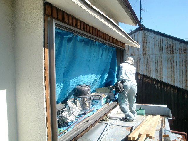 既存出窓のサッシ周りを撤去。垂れ下がった下部のレベルを出し、下地工事を施した後にサッシ取付を。