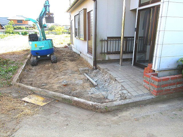 不要な備品の処分・大きな根株の撤去・盛土などのスキ取り・ポーチタイルやコンクリートの斫りへ・・・