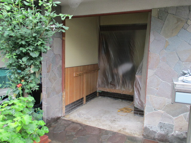 木製ドア納まりから引き違い戸サッシにするため、両袖壁周りを撤去します。