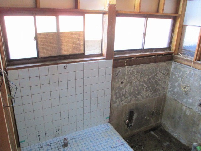 既存浴室・洗面室内を解体撤去します。洗面室窓下タイル壁面は、浴室からの高基礎のため、現状維持に。