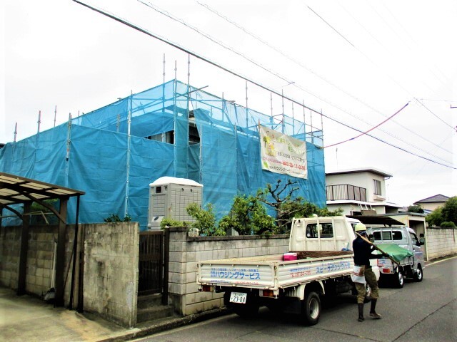 仮設トイレ設置・外部足場組も終えて、2階屋根周りから着手して行きます。