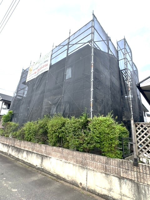 外部周りには、安全を考慮した架設足場を設置。